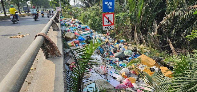 R&aacute;c thải bủa v&acirc;y cầu &Ocirc;ng B&eacute;: D&acirc;n bức x&uacute;c, ch&iacute;nh quyền sẽ 'phạt nguội' qua camera - Ảnh 7.