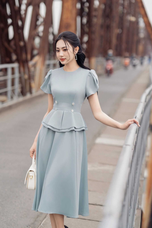 Áo peplum định nghĩa lại vẻ đoan trang trong thời trang công sở hiện đại- Ảnh 3. Áo peplum định nghĩa lại vẻ đoan trang trong thời trang công sở hiện đại- Ảnh 3.