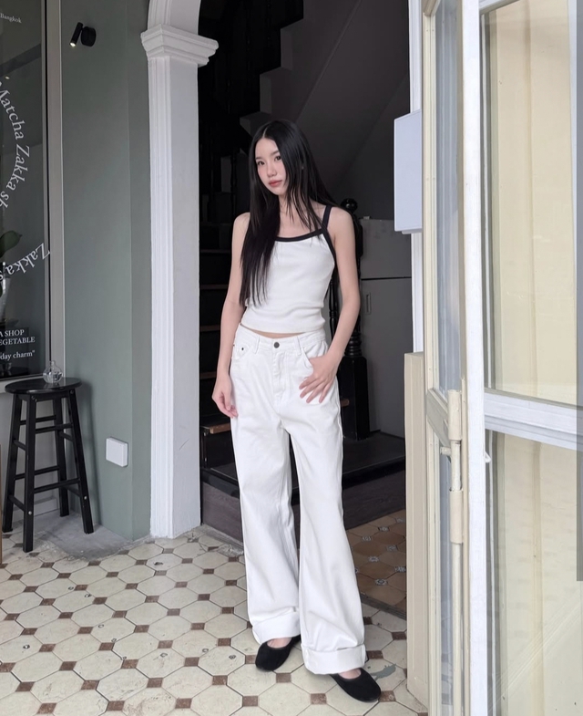 'Cặp bài trùng' áo hai dây và quần denim- Ảnh 3.