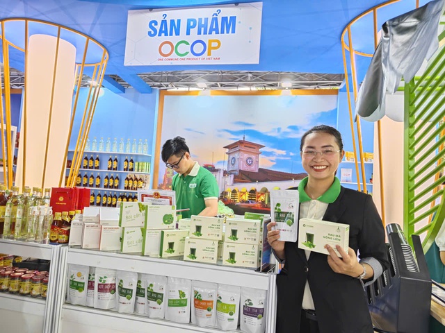 Người d&acirc;n TP.HCM vui tết t&acirc;y, đ&oacute;n tết ta c&ugrave;ng n&ocirc;ng sản Ocop- Ảnh 1.