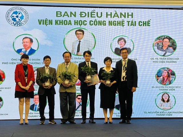 Biến 'gánh ve chai' thành công nghiệp tái chế Việt Nam- Ảnh 1. Biến 'gánh ve chai' thành công nghiệp tái chế Việt Nam- Ảnh 1.