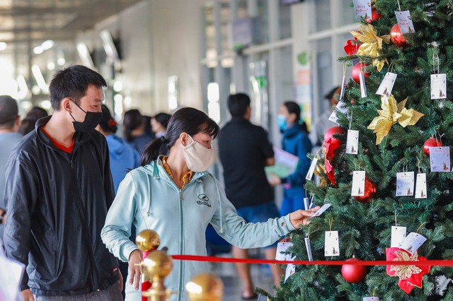 Giữa bệnh viện ung thư, những điều ước Gi&aacute;ng sinh th&agrave;nh hiện thực - Ảnh 1.