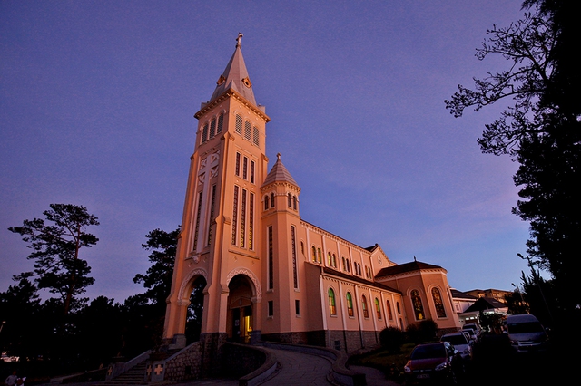 Nh&agrave; thờ Con G&agrave; v&agrave; mối t&igrave;nh trong 'B&agrave;i th&aacute;nh ca buồn'  - Ảnh 1.
