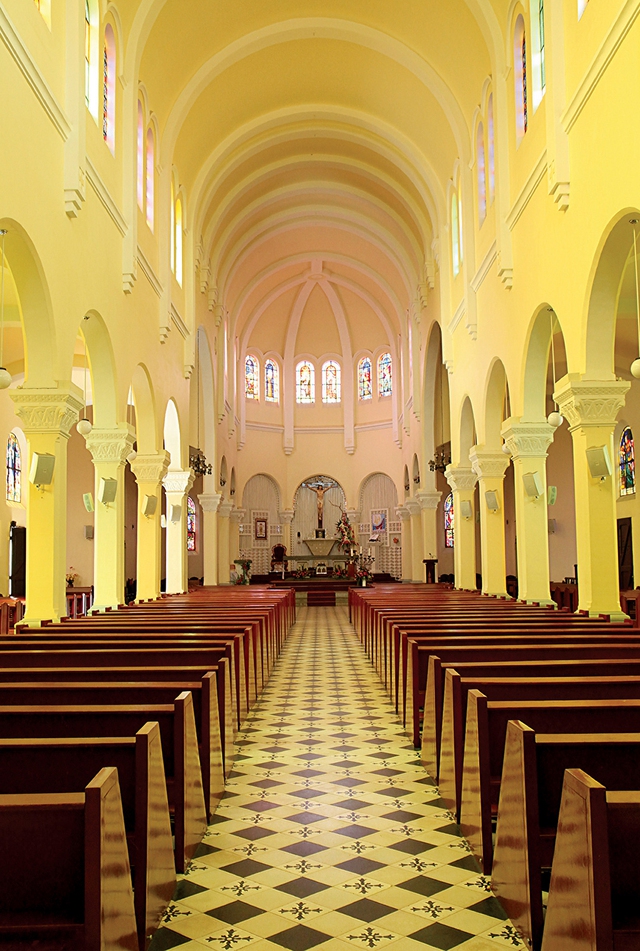 Nh&agrave; thờ Con G&agrave; v&agrave; mối t&igrave;nh trong 'B&agrave;i th&aacute;nh ca buồn'  - Ảnh 2.