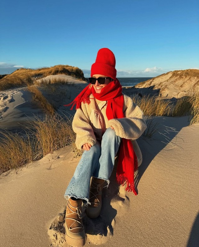 Sắc đỏ là điểm nhấn hoàn hảo cho trang phục mùa cuối năm- Ảnh 3.