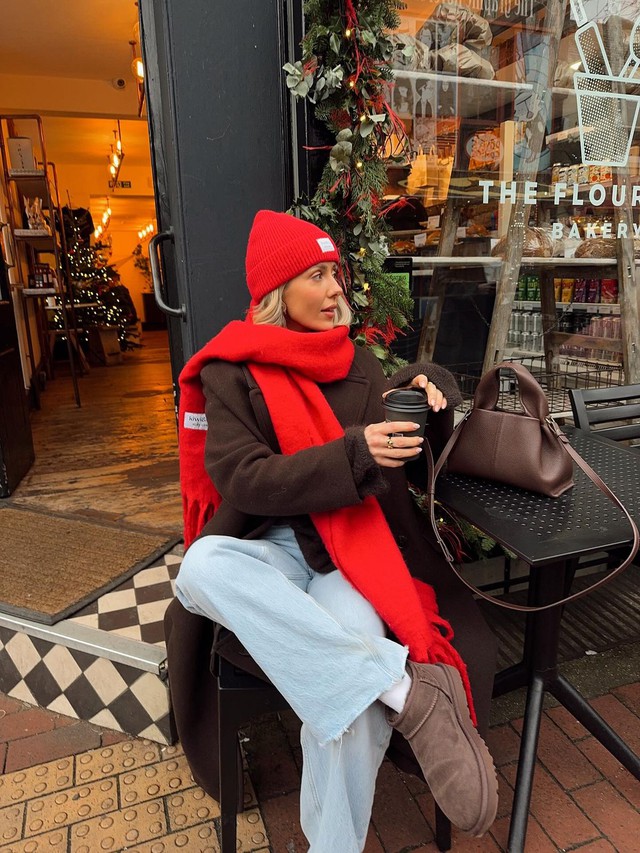 Sắc đỏ là điểm nhấn hoàn hảo cho trang phục mùa cuối năm- Ảnh 4.