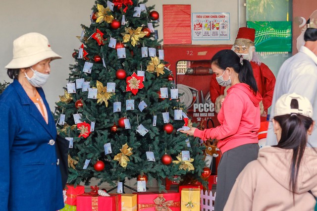 Giữa bệnh viện ung thư, những điều ước Gi&aacute;ng sinh th&agrave;nh hiện thực - Ảnh 5.