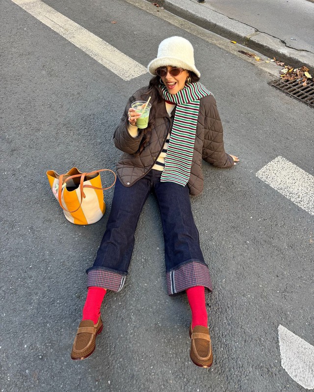 Sắc đỏ là điểm nhấn hoàn hảo cho trang phục mùa cuối năm- Ảnh 7.