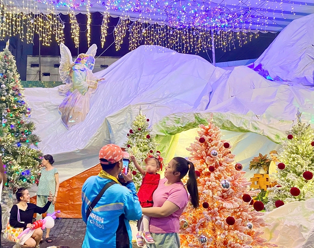 Đ&ecirc;m nay Gi&aacute;ng sinh rộn r&agrave;ng khắp mọi nơi- Ảnh 3.