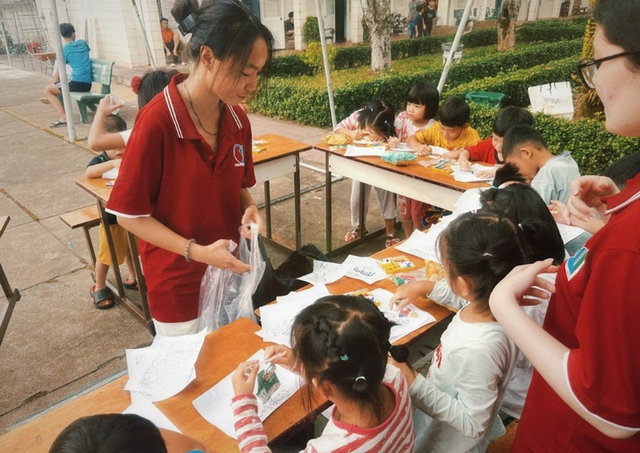 Noel kh&ocirc;ng chỉ nhận qu&agrave;, m&agrave; c&ograve;n l&agrave; sự sẻ chia- Ảnh 1.