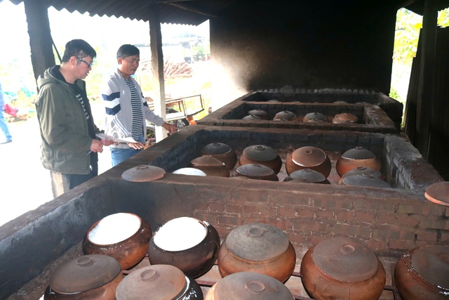 Bất ngờ với nghề… nấu muối- Ảnh 1. Bất ngờ với nghề… nấu muối- Ảnh 1.