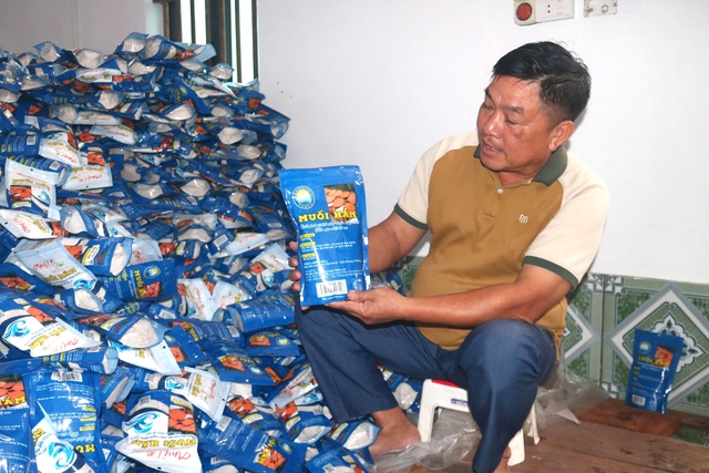 Bất ngờ với nghề… nấu muối- Ảnh 3. Bất ngờ với nghề… nấu muối- Ảnh 3.