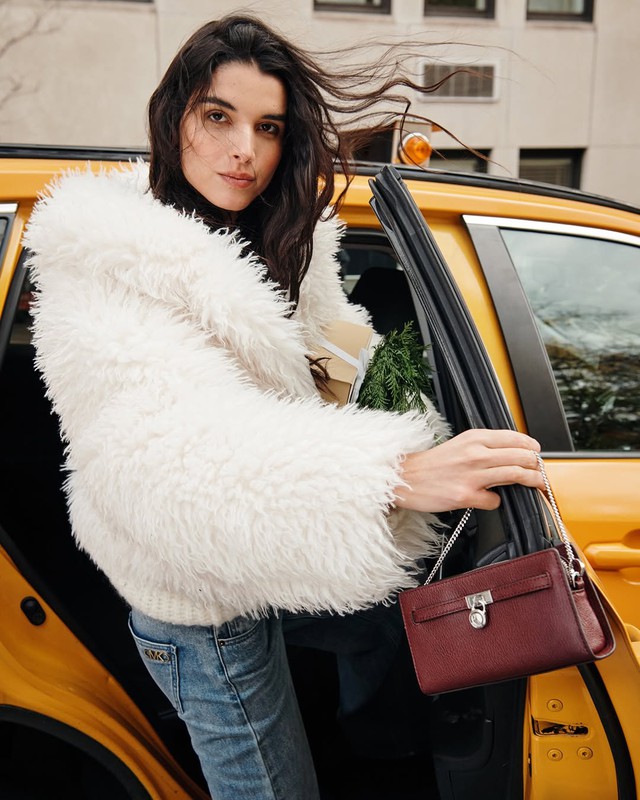 Đẳng cấp, xa hoa từ những bản phối ngày đông với áo khoác lông mềm mịn- Ảnh 2.