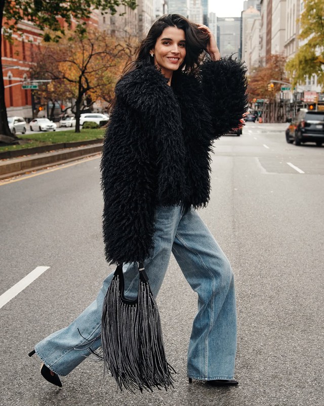 Đẳng cấp, xa hoa từ những bản phối ngày đông với áo khoác lông mềm mịn- Ảnh 4.