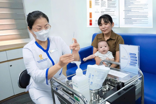 VNVC triển khai ti&ecirc;m kh&aacute;ng thể đơn d&ograve;ng ph&ograve;ng RSV cho trẻ em trước m&ugrave;a cao điểm- Ảnh 3.