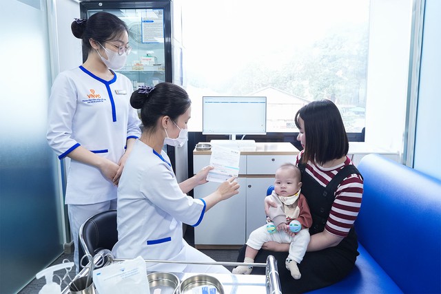 VNVC triển khai ti&ecirc;m kh&aacute;ng thể đơn d&ograve;ng ph&ograve;ng RSV cho trẻ em trước m&ugrave;a cao điểm- Ảnh 1.