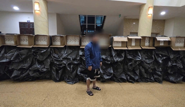 Quảng Trị: Bắt xe tải chở gần 70.000 bao thuốc l&aacute; lậu - Ảnh 1.