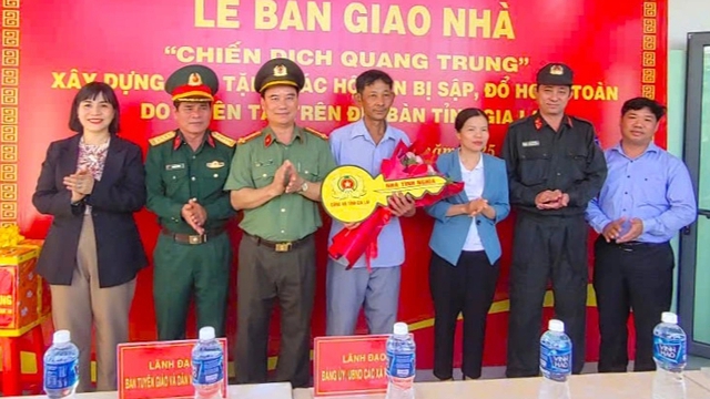 C&ocirc;ng an Gia Lai b&agrave;n giao 2 căn nh&agrave; đầu ti&ecirc;n trong 'Chiến dịch Quang Trung'- Ảnh 2.