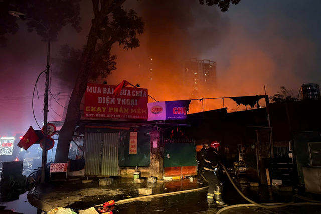 H&agrave; Nội: Ch&aacute;y lớn ở chợ Xanh Định C&ocirc;ng l&uacute;c rạng s&aacute;ng- Ảnh 1.