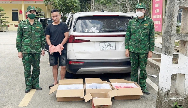 Bắt vụ bu&ocirc;n lậu iPhone tiền tỉ từ Trung Quốc v&agrave;o Việt Nam- Ảnh 1.