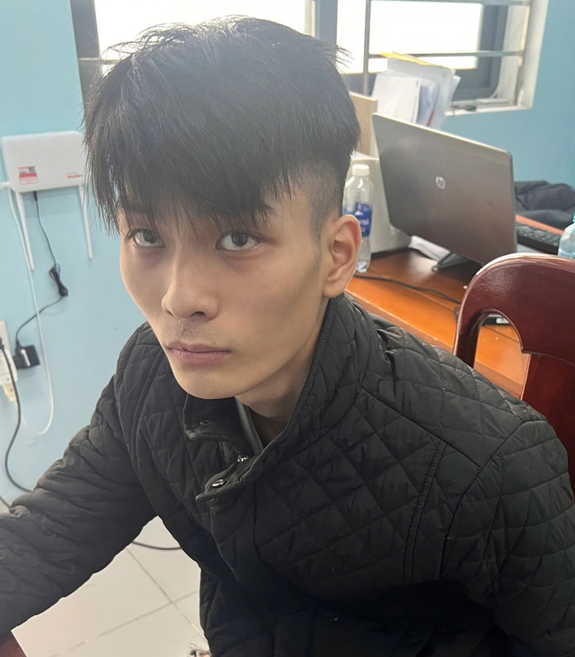 Nghi phạm 19 tuổi xịt hơi cay tấn c&ocirc;ng shipper, cướp điện thoại - Ảnh 1.