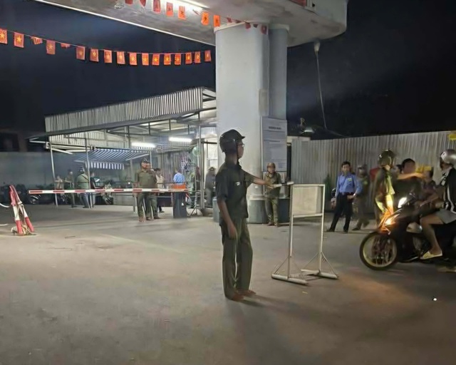 Vụ bảo vệ bị đ&acirc;m tử vong ở cổng bệnh viện: X&aacute;c định nguy&ecirc;n nh&acirc;n ban đầu- Ảnh 2.