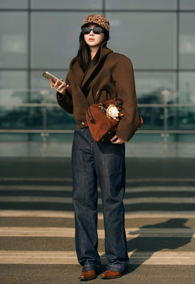 Quần jeans và blazer, sơ mi không bao giờ hết mốt- Ảnh 2.