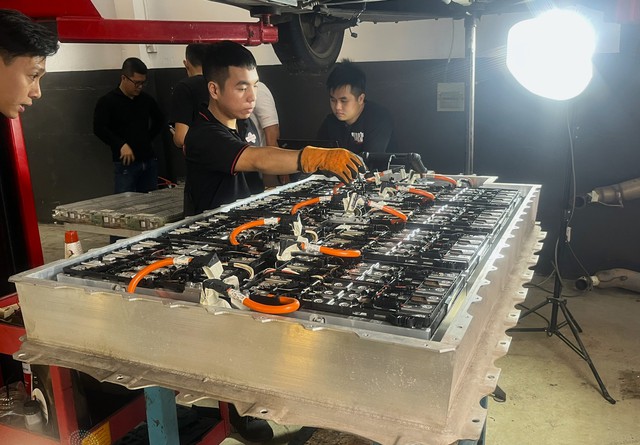 Sửa chữa, bảo dưỡng xe điện v&agrave; xe hybrid kh&aacute;c g&igrave; so với xe xăng, dầu? - Ảnh 2.