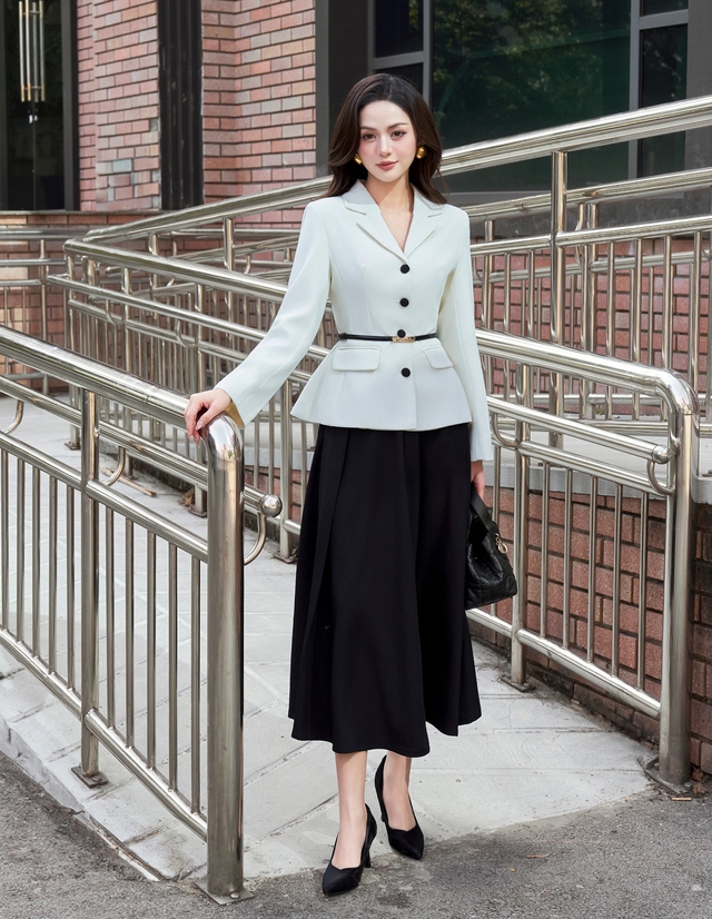 Đẹp cả tuần chỉ với ba gam màu trắng, đen, beige Đẹp cả tuần chỉ với ba gam màu trắng, đen, beige- Ảnh 4.