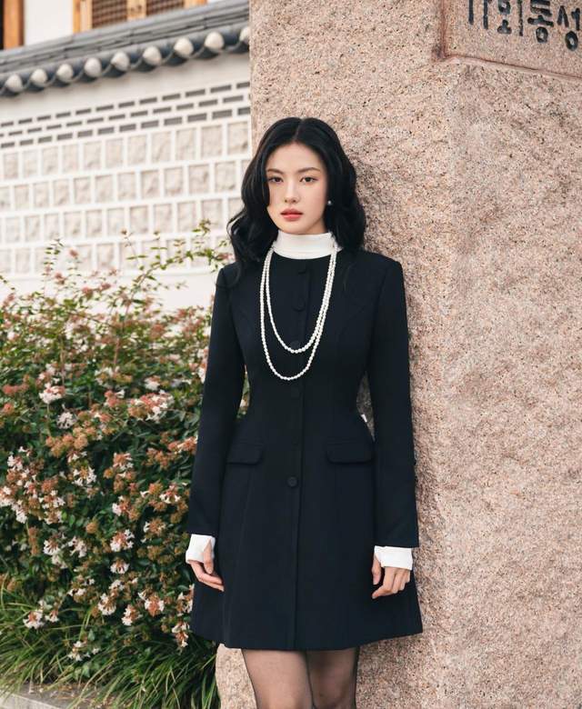 Đẹp cả tuần chỉ với ba gam màu trắng, đen, beige Đẹp cả tuần chỉ với ba gam màu trắng, đen, beige- Ảnh 1.