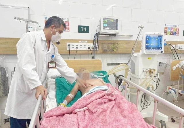 Uống rượu ng&acirc;m, 7 người ngộ độc methanol, 1 người tử vong  - Ảnh 1.