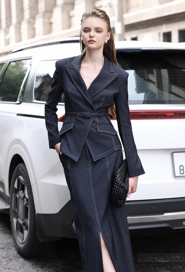 Váy denim, áo khoác jean, lựa chọn thông minh cho những ngày cuối đông- Ảnh 2.