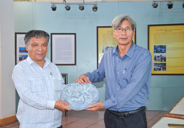 Hiến tặng nhiều ch&eacute;n, đĩa cổ c&oacute; gi&aacute; trị cho bảo t&agrave;ng ở Quảng Ng&atilde;i- Ảnh 1.