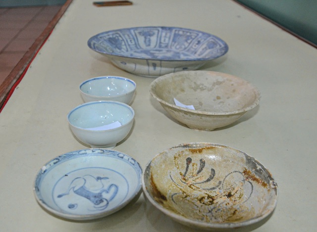 Hiến tặng nhiều ch&eacute;n, đĩa cổ c&oacute; gi&aacute; trị cho bảo t&agrave;ng ở Quảng Ng&atilde;i- Ảnh 2.