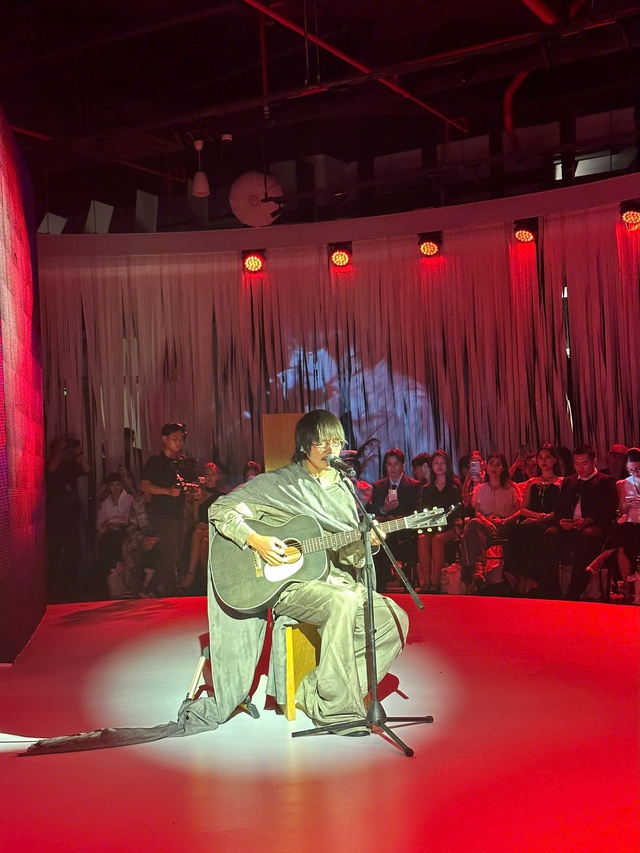 Khi thời trang, nghệ thuật thị gi&aacute;c v&agrave; tr&igrave;nh diễn c&ugrave;ng chuyển động- Ảnh 1.