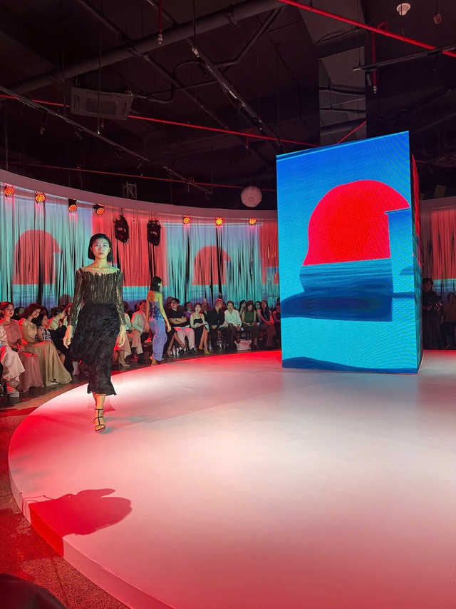 Khi thời trang, nghệ thuật thị gi&aacute;c v&agrave; tr&igrave;nh diễn c&ugrave;ng chuyển động- Ảnh 3.