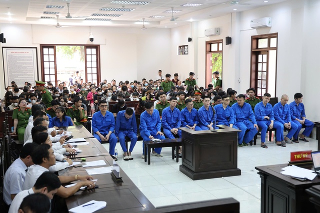 Tuy&ecirc;n &aacute;n vụ 'l&ugrave;a' kh&aacute;ch đi xem đất để b&agrave;y tr&ograve; lừa đảo - Ảnh 2.