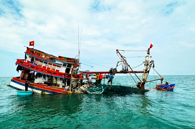 C&agrave; Mau: Cứu 13 ngư d&acirc;n t&agrave;u c&aacute; va đ&aacute; ngầm bị ch&igrave;m ở đảo H&ograve;n Chuối    - Ảnh 1.