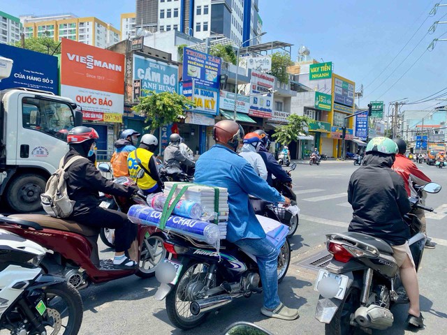 Tết chưa đến đ&atilde; &ldquo;hụt hơi&rdquo; v&igrave; nhiều khoản chi- Ảnh 1.