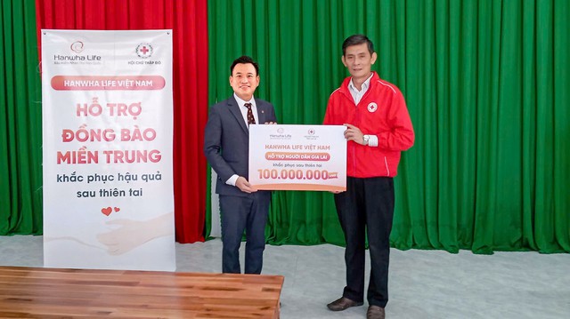 Hanwha Life Việt Nam hỗ trợ người d&acirc;n miền Trung ổn định cuộc sống sau b&atilde;o lũ - Ảnh 2.
