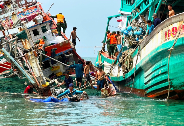 C&agrave; Mau: Cứu 13 ngư d&acirc;n t&agrave;u c&aacute; va đ&aacute; ngầm bị ch&igrave;m ở đảo H&ograve;n Chuối    - Ảnh 2.