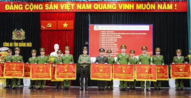 Bộ C&ocirc;ng an tặng Cờ thi đua cho 42 tập thể thuộc C&ocirc;ng an tỉnh Quảng Ng&atilde;i- Ảnh 2.