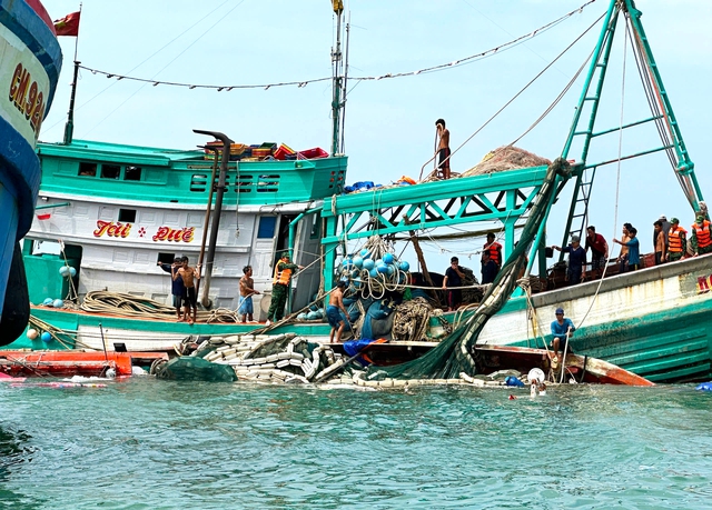 C&agrave; Mau: Cứu 13 ngư d&acirc;n t&agrave;u c&aacute; va đ&aacute; ngầm bị ch&igrave;m ở đảo H&ograve;n Chuối    - Ảnh 3.