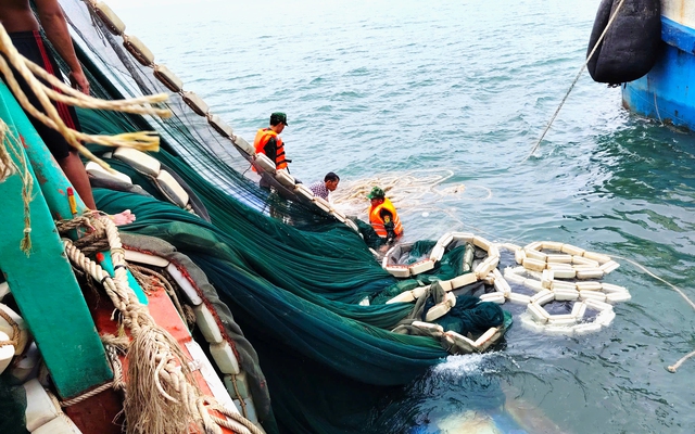 C&agrave; Mau: Cứu 13 ngư d&acirc;n t&agrave;u c&aacute; va đ&aacute; ngầm bị ch&igrave;m ở đảo H&ograve;n Chuối    - Ảnh 4.