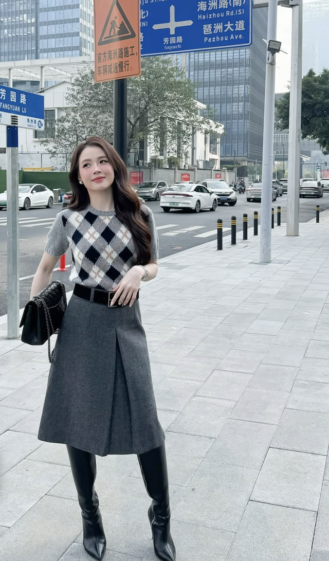 Sức hút duyên dáng từ chân váy xếp ly mùa này- Ảnh 9.