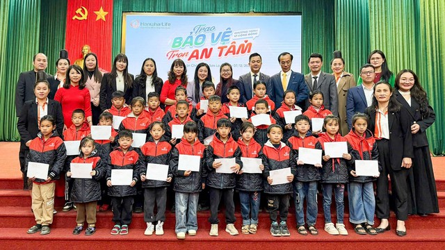 Hanwha Life Việt Nam hỗ trợ người d&acirc;n miền Trung ổn định cuộc sống sau b&atilde;o lũ - Ảnh 3.