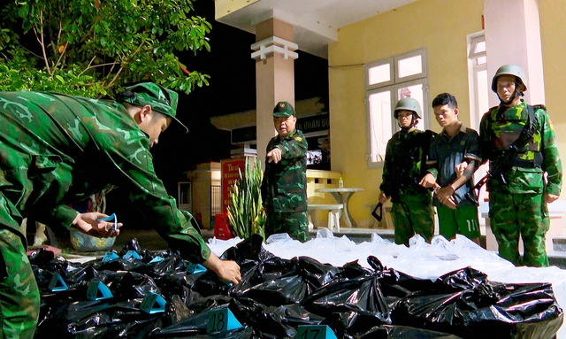 T&acirc;y Ninh: Ph&aacute; chuy&ecirc;n &aacute;n lớn, thu giữ 15.000 g&oacute;i thuốc l&aacute; lậu tr&ecirc;n xe b&aacute;n tải - Ảnh 2.