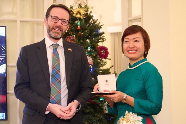 Phụ nữ đầu ti&ecirc;n tại Việt Nam được Ho&agrave;ng gia Anh vinh danh - Ảnh 1.