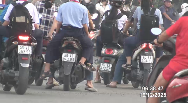 Th&oacute;i quen đi v&agrave;o đường cấm, nhiều xe m&aacute;y bị CSGT phạt nguội tr&ecirc;n Phạm Văn Đồng - Ảnh 1.