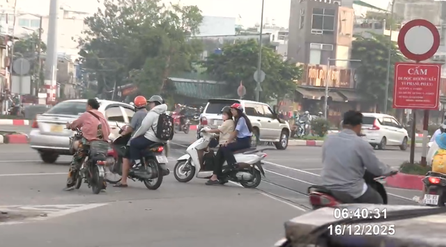 Th&oacute;i quen đi v&agrave;o đường cấm, nhiều xe m&aacute;y bị CSGT phạt nguội tr&ecirc;n Phạm Văn Đồng - Ảnh 3.